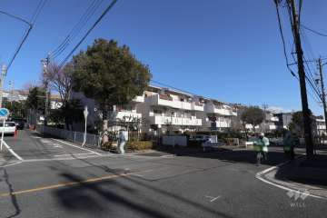 敷地南東側の前面道路（南西側から）