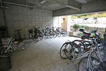 屋内に設けられた駐輪場