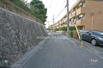 敷地南側の前面道路(東側から)