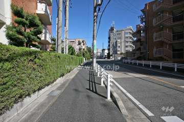 敷地南東側の前面道路
