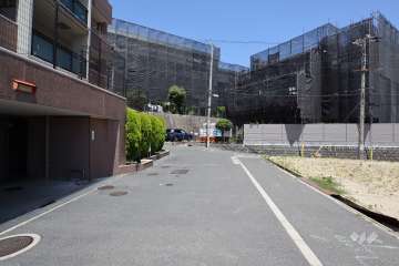 敷地東側の前面道路