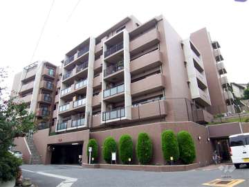 ヴィルヌーブ吹田山手町の外観（東側から）