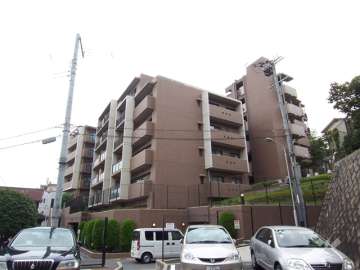 ヴィルヌーブ吹田山手町の外観（東側から）