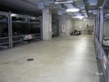 敷地内駐車場（奥に駐輪場があります）