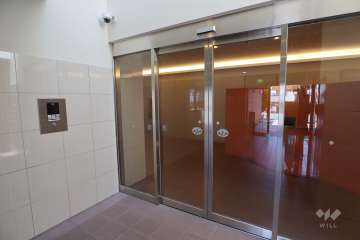 エントランスはオートロック付きです。