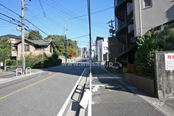 敷地北側の前面道路