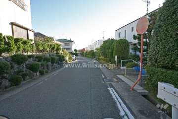 敷地東側の前面道路(北側から)