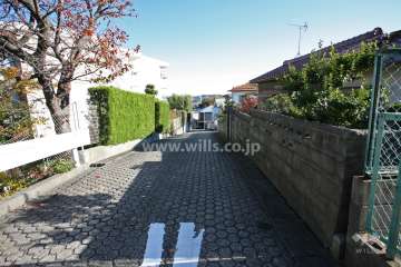 敷地南側の前面道路（北西側から）