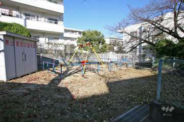 敷地南側に隣接する表山児童公園