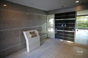 エントランスはオートロック付きです。