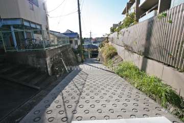 敷地南側の前面道路