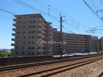 宝塚清荒神ヒルズの外観（北東側から）　敷地の北側にはJR福知山線が走っています。