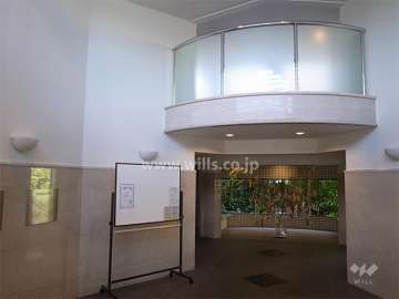 2層吹き抜けのエントランスホール（上階に集会室があります。）