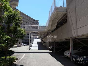 敷地北部分にある駐車場棟
