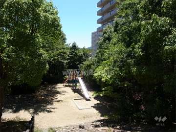 敷地に隣接して緑豊かな「旭町1丁目公園」があります。