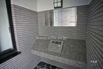 エントランスはオートロック付きです。