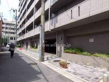 手前から駐車場、ゴミステーション、駐輪場(南西側道路に面す)