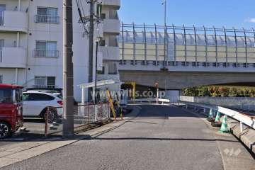 敷地北側の前面道路（東側から）