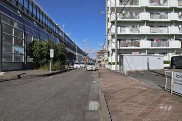 敷地西側の前面道路（南側から）
