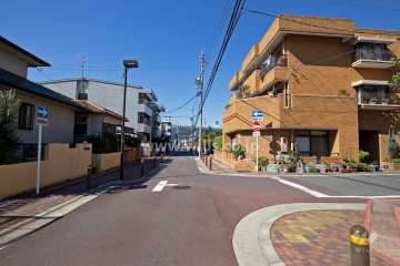 敷地北側の前面道路（東側から）