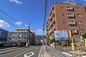 敷地南西側の前面道路（南東側から)