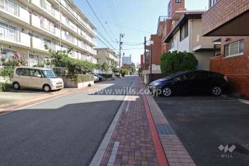 敷地北東側の前面道路（北西側から)