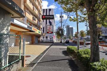 敷地南西側の前面道路（北西側から)