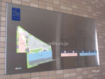 ザ・ステイツ吹田の敷地配置図。クスノキ館(ブルー)とサツキ館(ピンク)に分かれています。