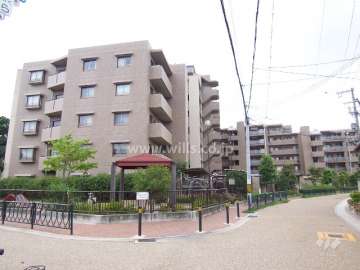 手前がクスノキ館、奥がサツキ館です。