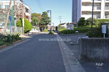敷地北西側の前面道路（南西側から)