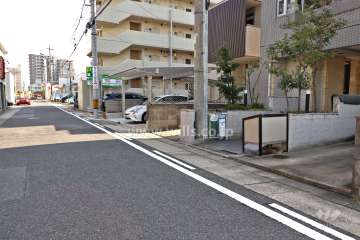 敷地北側の前面道路（西側から）