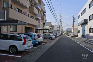 敷地北側の前面道路（東側から）