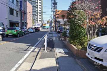 敷地北西側の前面道路（南西側から）