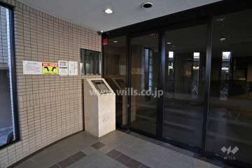 エントランスはオートロック付きです。