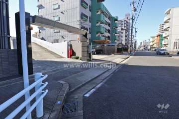 敷地北東側の前面道路（南東側から)