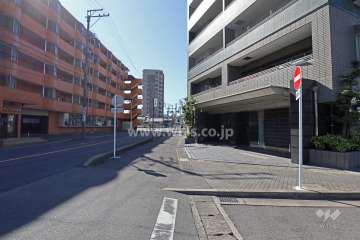 敷地北東側の前面道路（北西側から)
