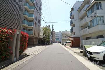 敷地西側の前面道路
