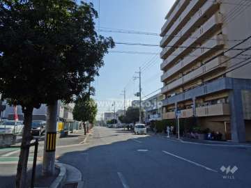 敷地東側の前面道路（北側から）