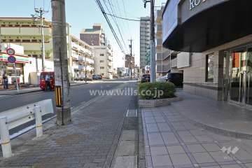 敷地北側の前面道路（西側から）