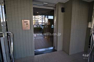 エントランスはオートロック付きです。