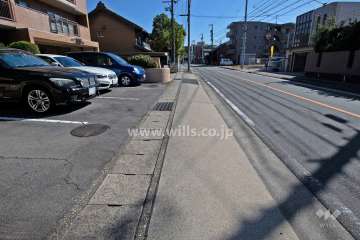 敷地南西側の前面道路（北西側から)