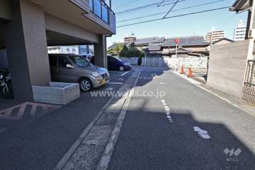 敷地東側の前面道路（南側から）