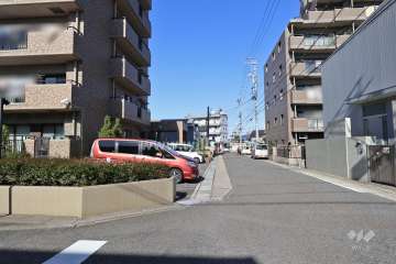 敷地東側の前面道路（南側から）