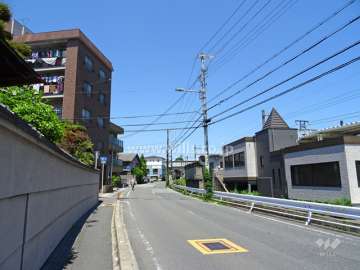 敷地の東側と南側の2面が接道し、東側前面道路を挟んで、阪急千里線が走っています。