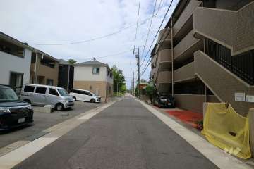 敷地東側の前面道路（西側から）