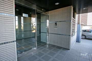 エントランスはオートロック付きです。