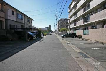 敷地南東側の前面道路（北東側から）