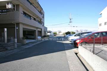 敷地北東側の前面道路（南東側から）