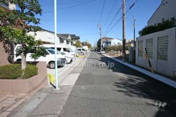 敷地南東側の前面道路（南西側から）