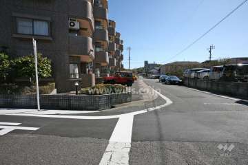 敷地南西側の前面道路（北西側から）